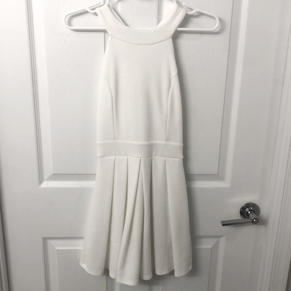 excellent condition white dress, bow in the back